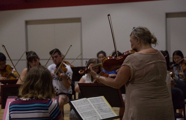 Belinda McFarlane leads the Porter Chamber Orchestra at AYO National Music Camp 2017.